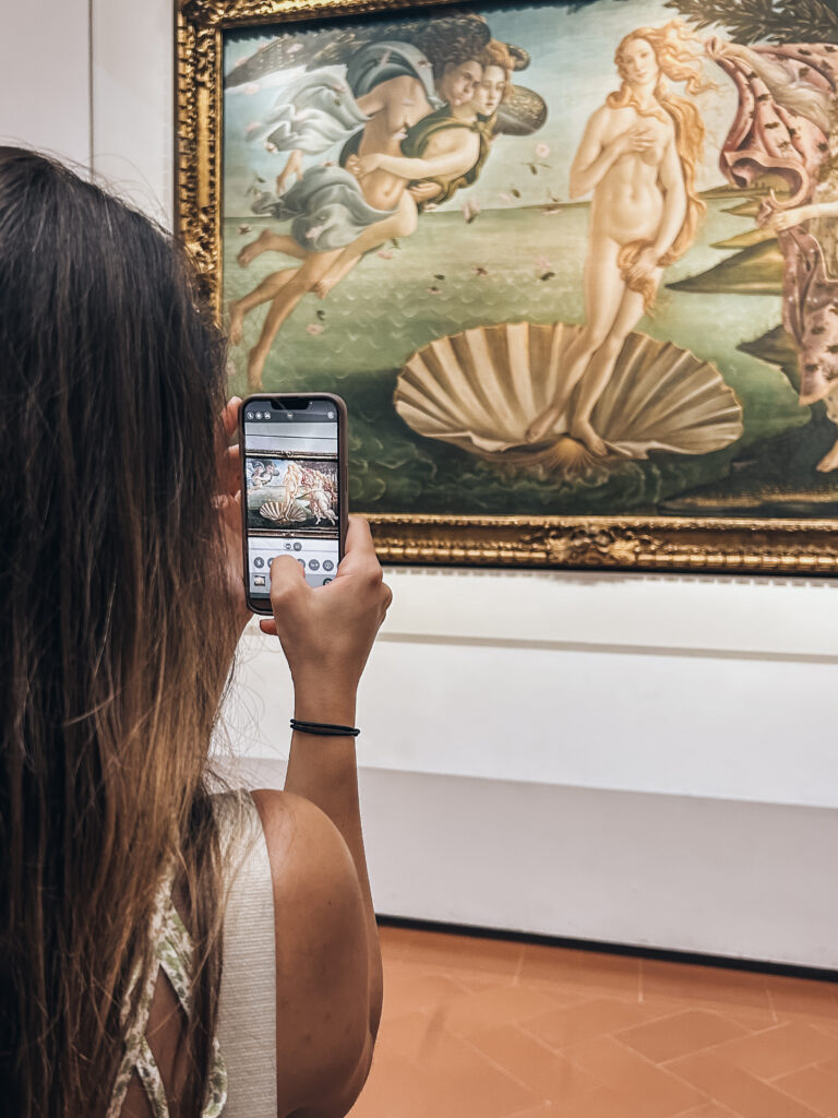 La Galleria degli Uffizi, se sitúa en la conocida Piazza de la Signoria y alberga algunas de las obras más importantes del Renacimiento. Aquí hay obras como el Nacimiento de Venus, La Primavera de Botticelli, la cabeza de Medusa, entre otros.