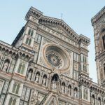 La basílica catedral metropolitana de Santa María de la Flor, es la sede episcopal de la arquidiócesis de Florencia, Italia. Es una de las obras maestras de la primera arquitectura renacentista del Renacimiento italiano.