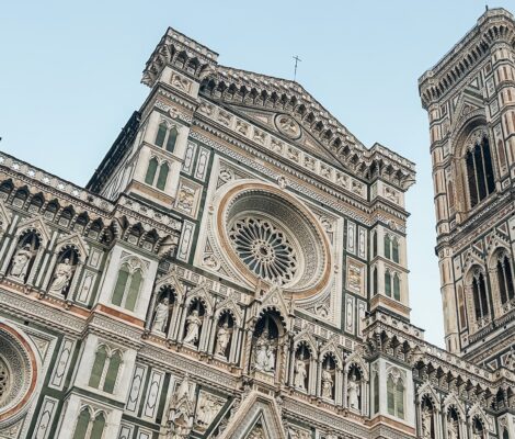 La basílica catedral metropolitana de Santa María de la Flor, es la sede episcopal de la arquidiócesis de Florencia, Italia. Es una de las obras maestras de la primera arquitectura renacentista del Renacimiento italiano.