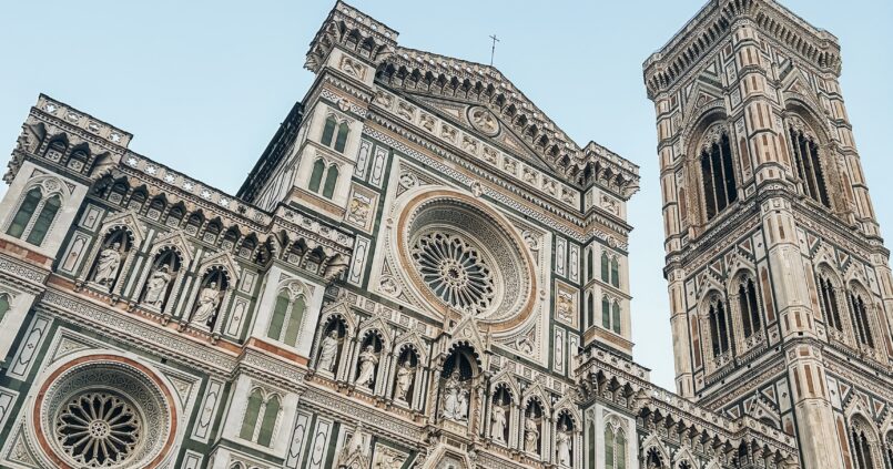 La basílica catedral metropolitana de Santa María de la Flor, es la sede episcopal de la arquidiócesis de Florencia, Italia. Es una de las obras maestras de la primera arquitectura renacentista del Renacimiento italiano.