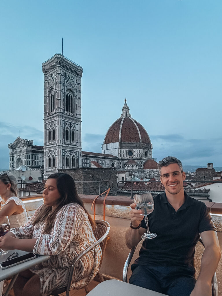 En la sexta planta del Hotel Medici, se encuentra esta terraza con unas vistas impresionantes y cercanas del Duomo. Hay muy buen ambiente y es un sitio ideal para tomarte algo con el atardecer.