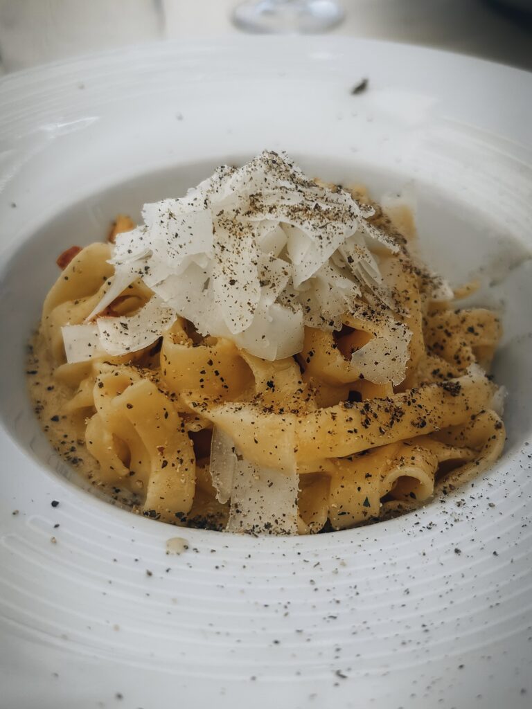 Es un restaurante moderno con pizzas hechas en horno de leña. Fue una recomendación del hotel y nos gustó bastante. La especialidad es la pizza carbonara.