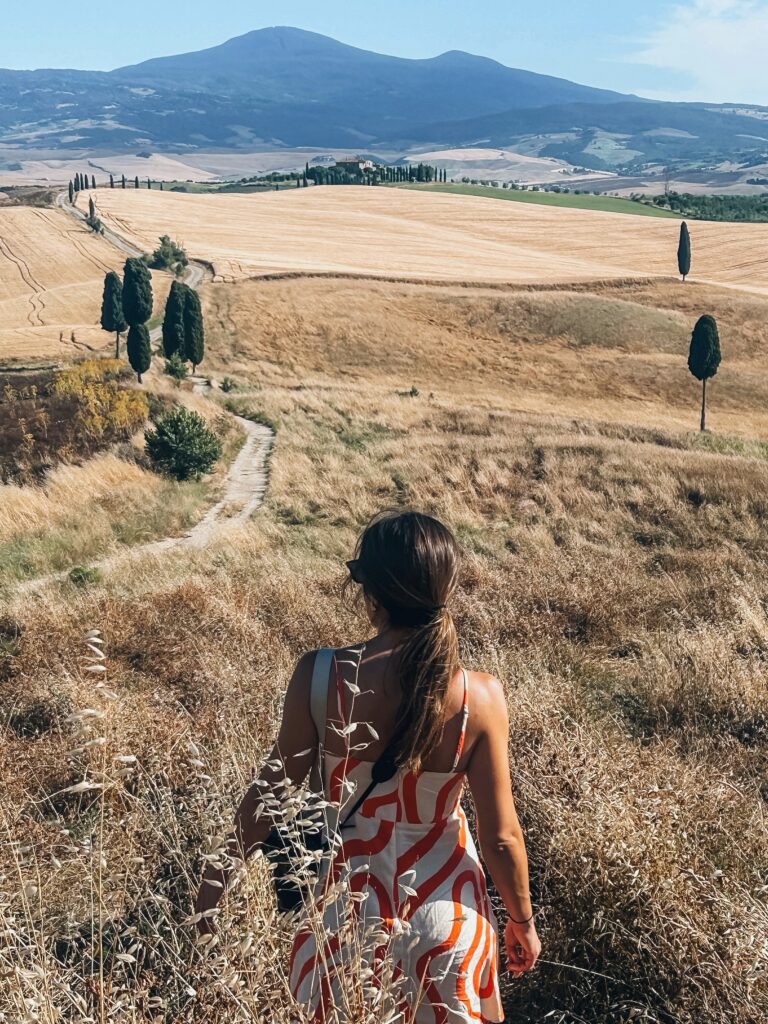En otra escena clave, literalmente ambientada en el paraíso, se ve a Maximus parado solo en un campo de trigo inquietantemente iluminado, acariciándolo con la mano. Esto fue filmado justo debajo de las murallas de Pienza en el Val d'Orcia, Valle del río Orcia, declarado Patrimonio de la Humanidad por la UNESCO.