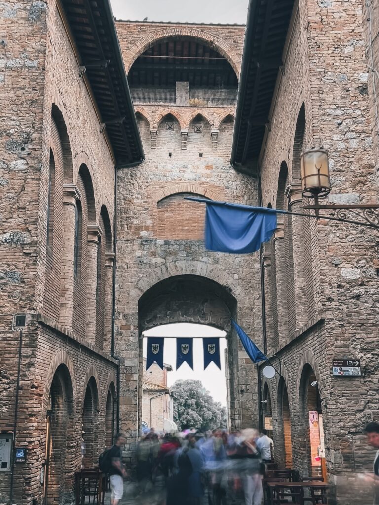 Este es sin duda uno de los pueblos más pintorescos de la Toscana. Se sitúa en lo alto de una colina y destaca en el horizonte con sus 14 torres medievales (en su origen contaba con 71). Por esto, se le conoce como la “Manhattan Medieval”.