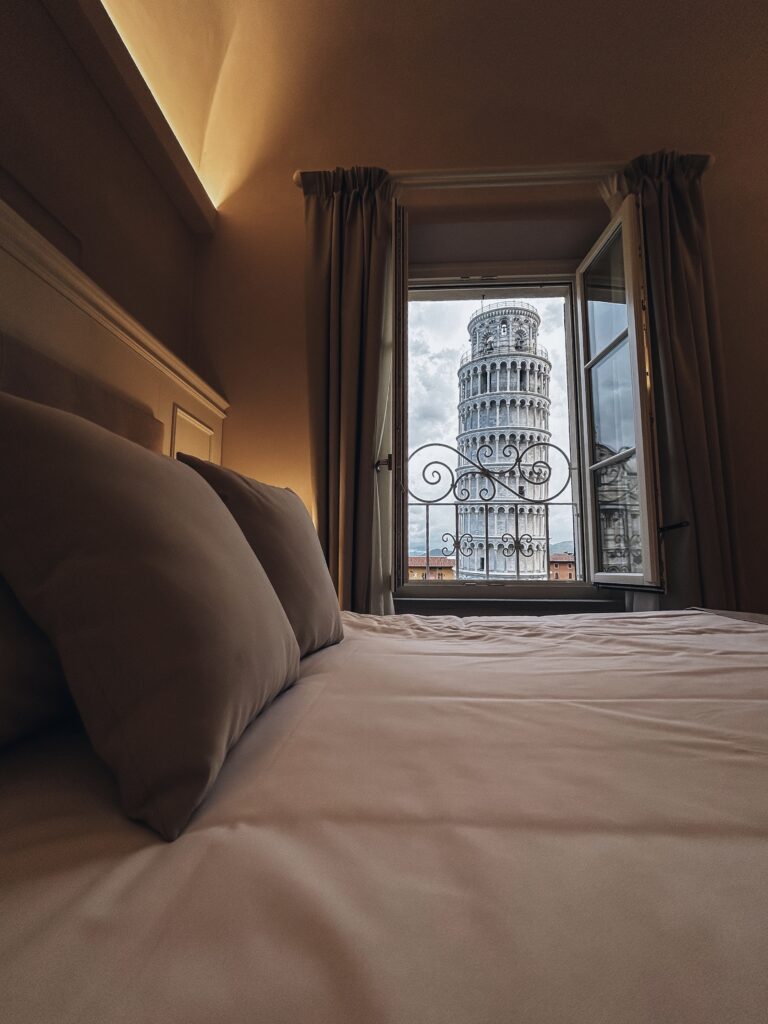 Si os queréis dar un capricho y tener unas de las mejores vistas de la torre y sin gente, os recomendamos que os alojéis en el hotel Prato dei Miracoli Residenza d’Epoca. Nosotros pasamos una noche aquí y fue una experiencia increíble.