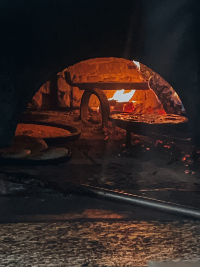 Esta pequeña pizzería se esconde en un pequeño callejón tranquilo a pesar de estar en pleno centro. Tiene fama de hacer las mejores pizzas de Pisa y, aunque no sabemos si es cierto porque no probamos el resto, nos parecieron espectaculares. Además nos sorprendió que todos sus clientes eran italianos. Muy buena calidad a muy bien precio.
