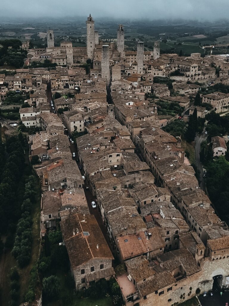 Este es sin duda uno de los pueblos más pintorescos de la Toscana. Se sitúa en lo alto de una colina y destaca en el horizonte con sus 14 torres medievales (en su origen contaba con 71). Por esto, se le conoce como la “Manhattan Medieval”.