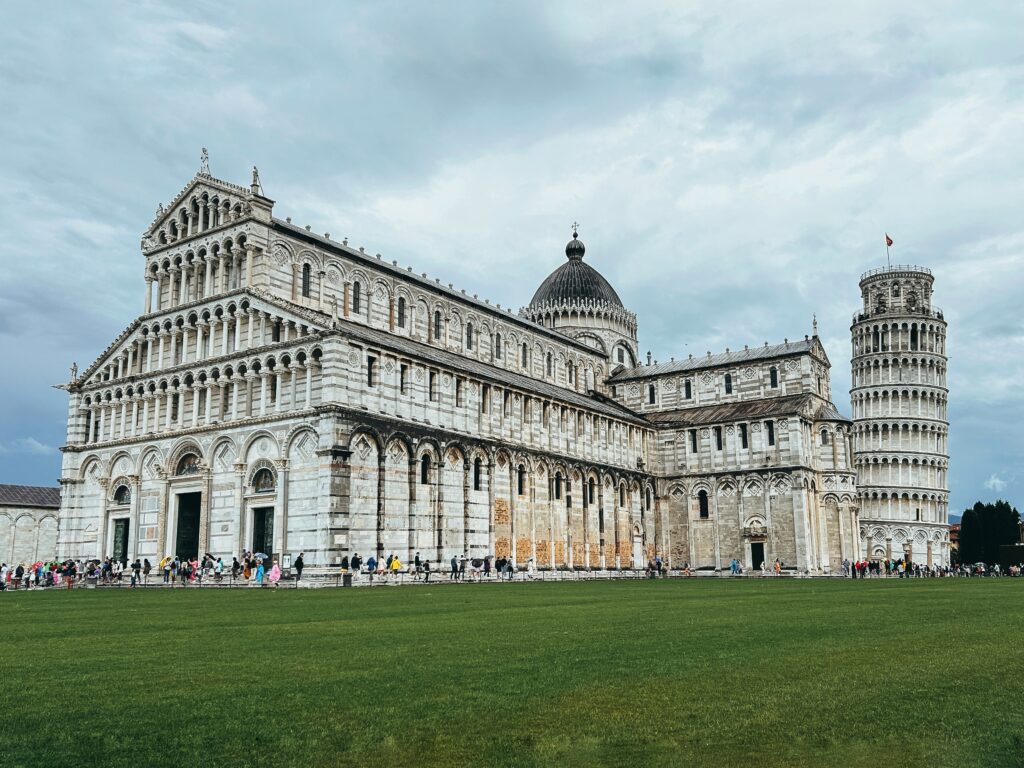 Si visitas Pisa y, por muy turístico que sea, tienes que pasear por el Campo dei Miracoli, donde se encuentra la famosa Torre inclinada. Hay grandes explanadas de césped que rodean el baptisterio, la catedral y la torre.