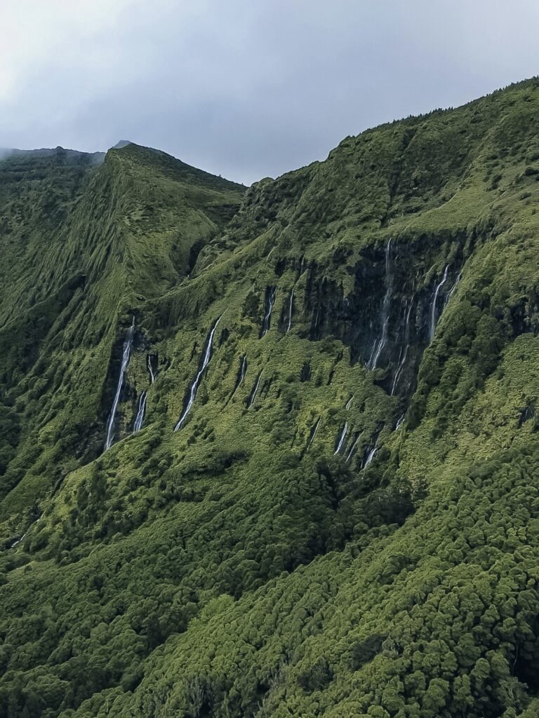 Cascata Ribeira do Ferreiro vista desde el Miradouro do Portal