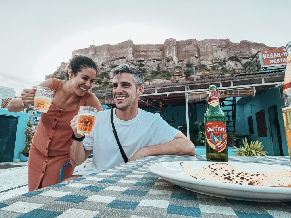 Equipo de Pasaporte a Marte tomando algo en una terraza con vistas de la fortaleza y la ciudad azul