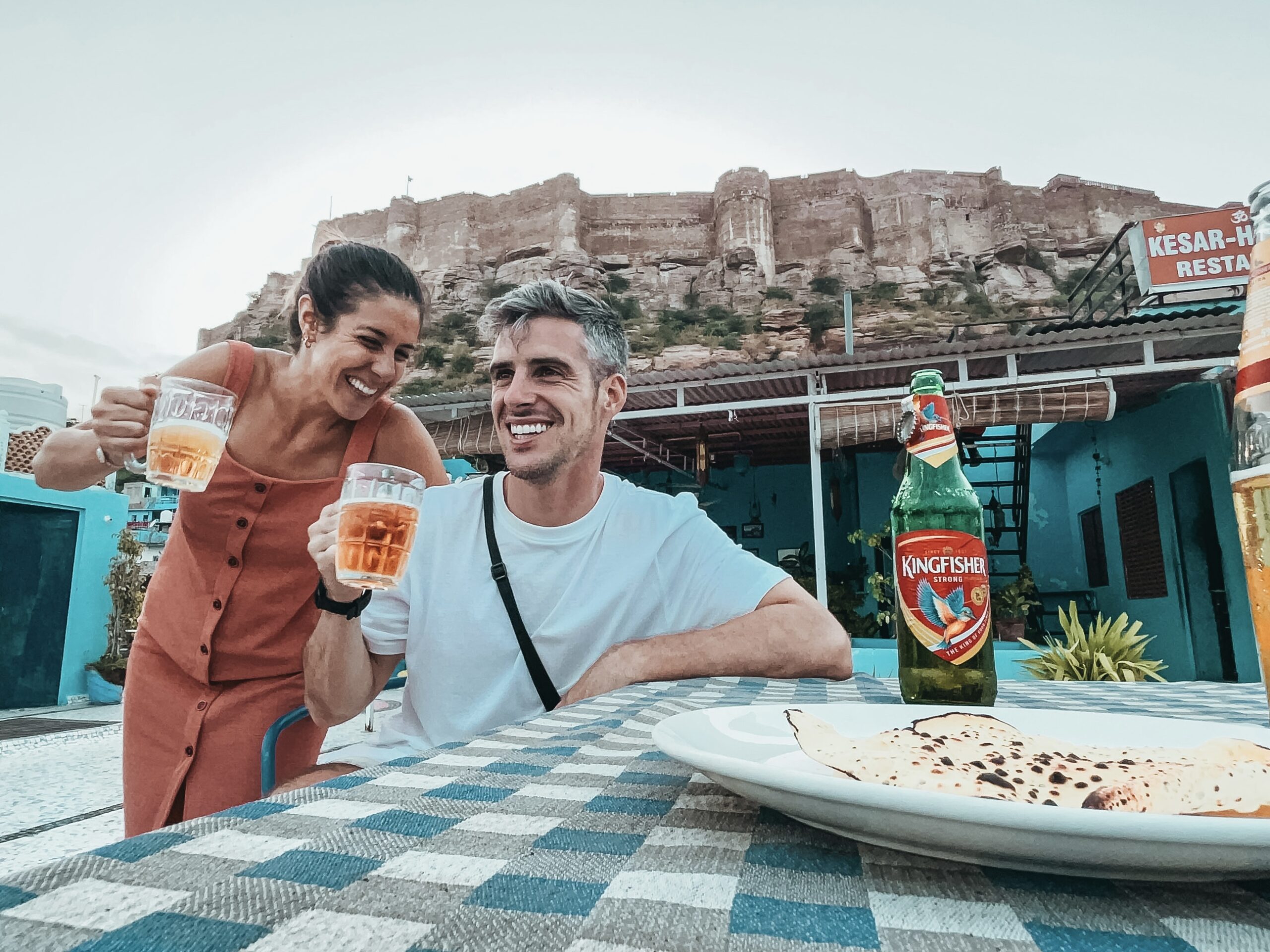 Equipo de Pasaporte a Marte tomando algo en una terraza con vistas de la fortaleza y la ciudad azul