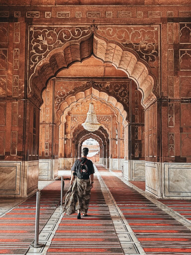 Ricardo paseando por los interiores de la mezquita Jama Masjid