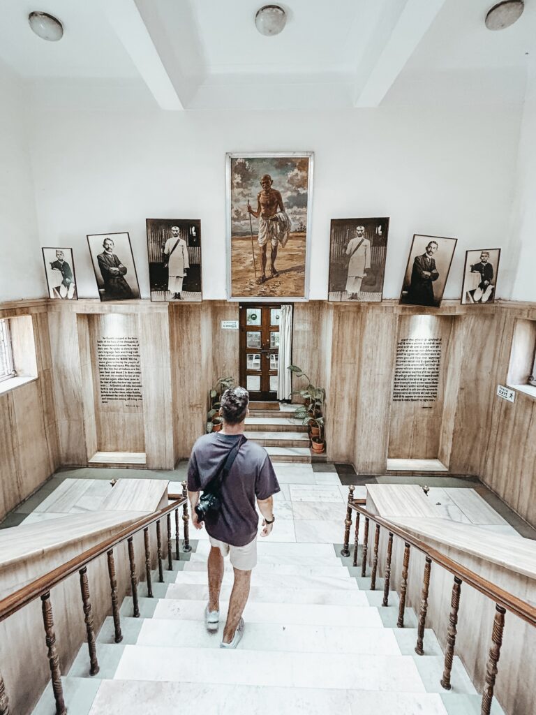 Ricardo en una de las salas del Museo de Ghandi