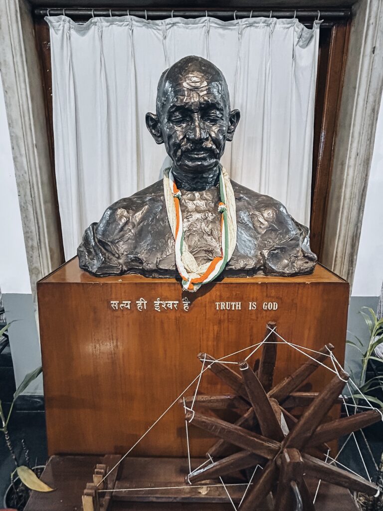 Busto dedicado a Mahatma Gandhi