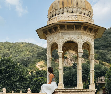 Noelia sentada en una de las torres de los cenotafios de Gaitor Ki Chhatriyan