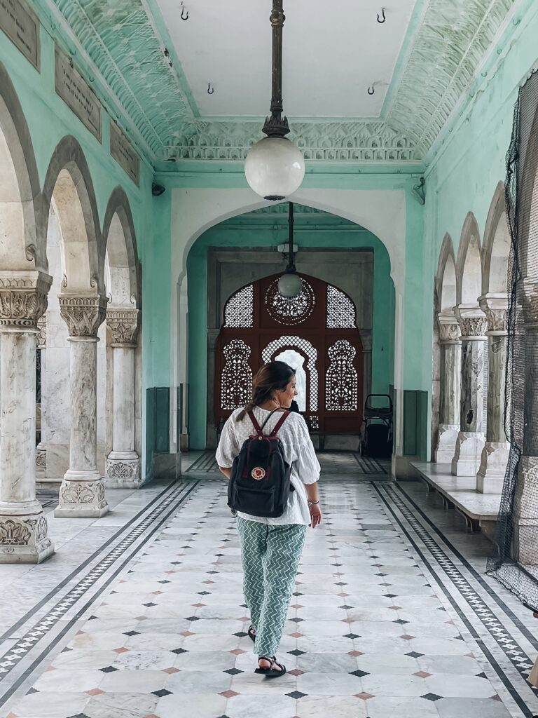 Noelia paseando por uno de los pasillos dentro del Albert Hall