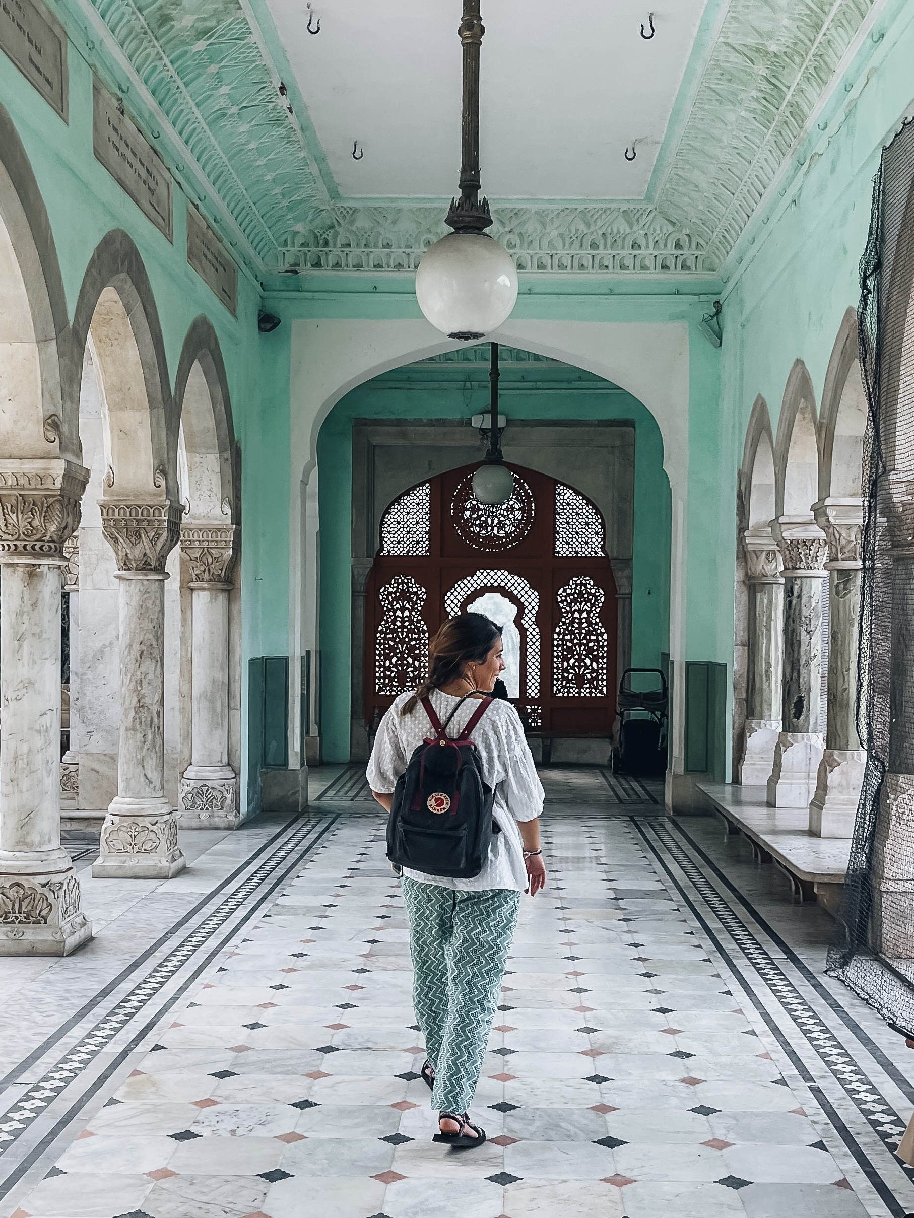 Noelia paseando por uno de los pasillos dentro del Albert Hall