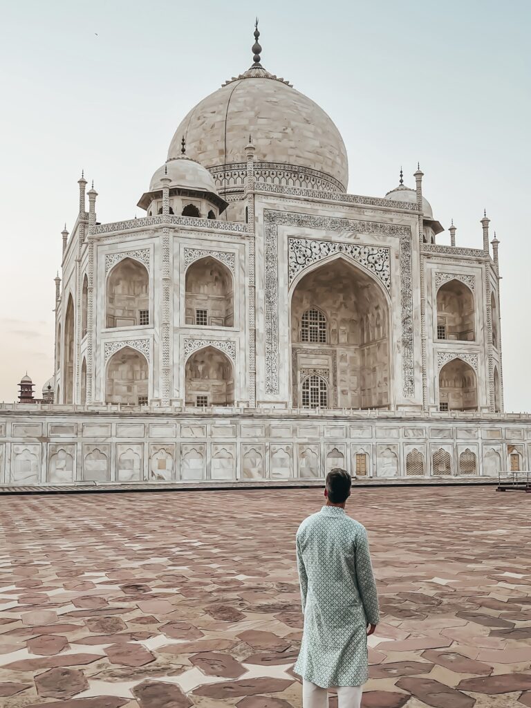 Mezquita Kau Ban. Se encuentra a la izquierda del Taj mahal, está construida en piedra arenisca roja y cuenta con tres cúpulas de mármol blanco. Las vistas desde ellas son magníficas