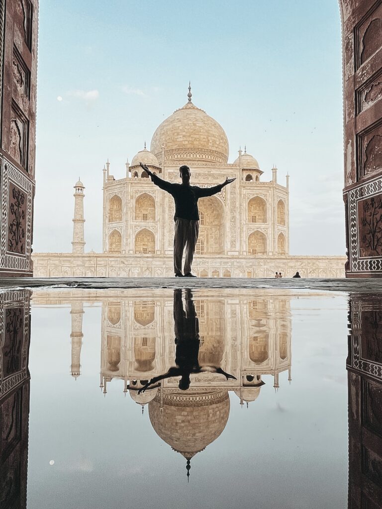 Ricardo en el Taj Mahal desde uno de los laterales