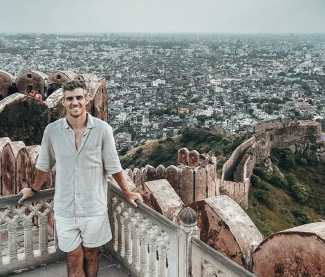 Ricardo en la terraza con vistas de toda la ciudad de Jaipur desde el Fuerte de Naharagarh