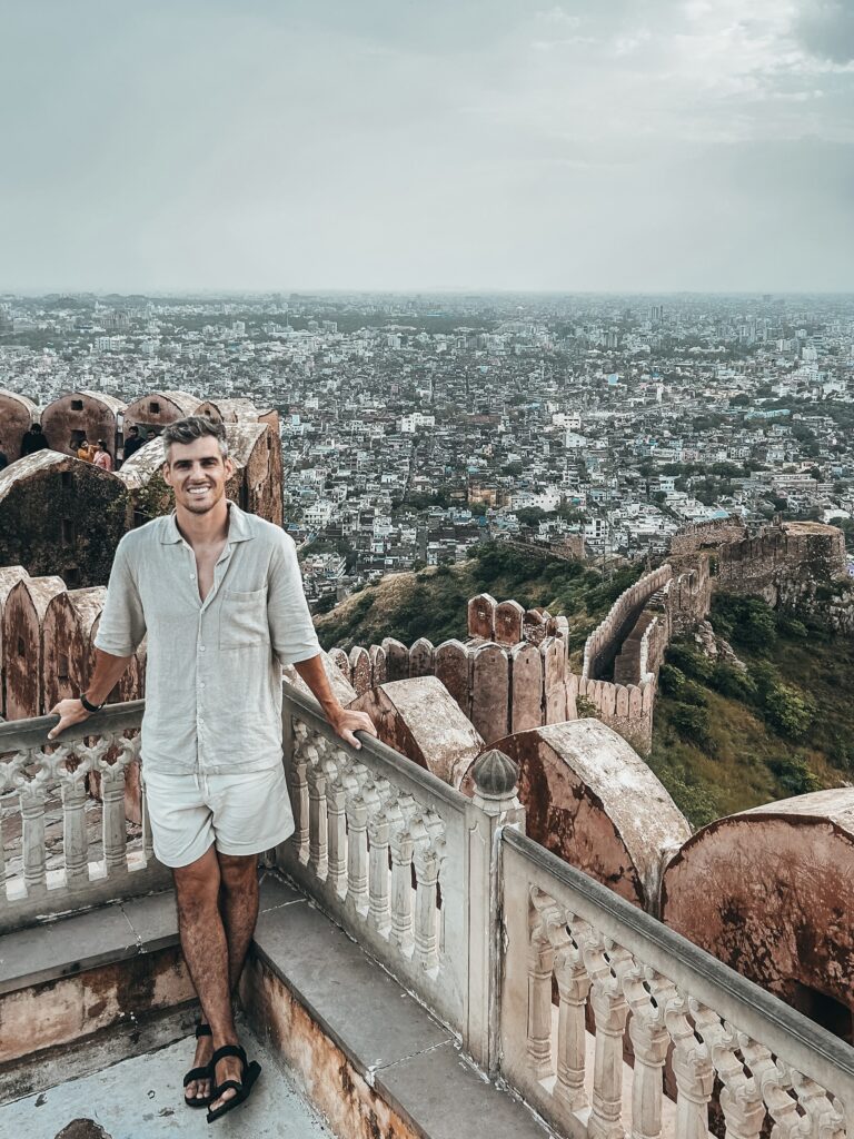 Ricardo en la terraza con vistas de toda la ciudad de Jaipur desde el Fuerte de Naharagarh