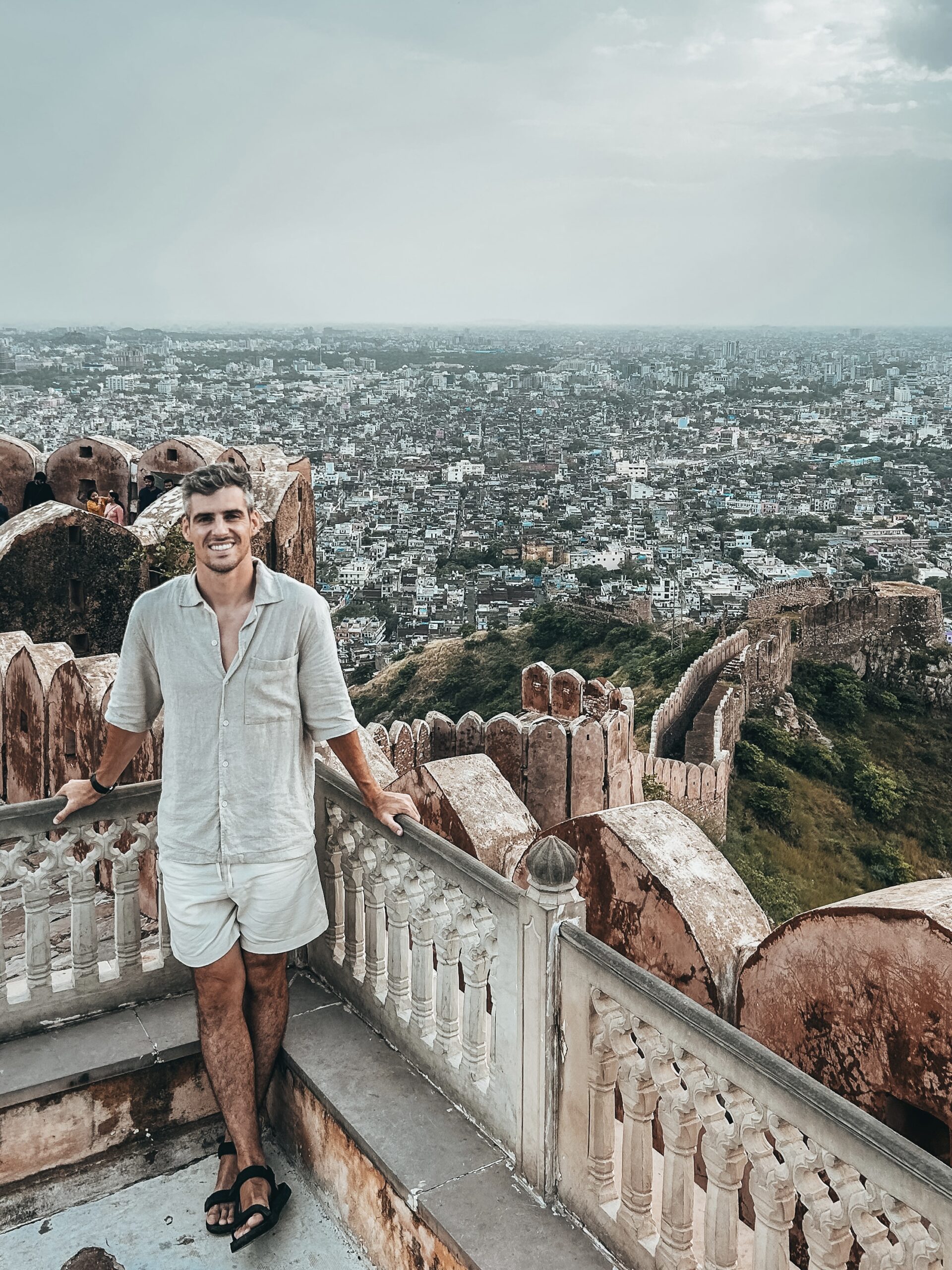 Ricardo en la terraza con vistas de toda la ciudad de Jaipur desde el Fuerte de Naharagarh