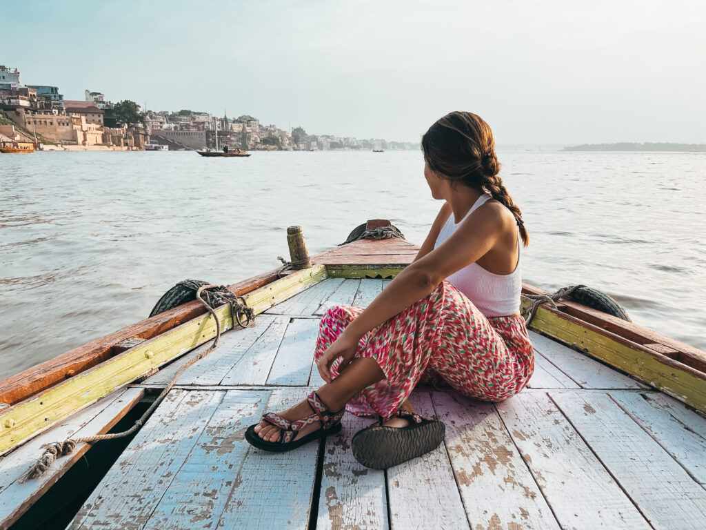 Dar un paseo por el Ganges con el amanecer es uno de los imprescindibles de Benarés