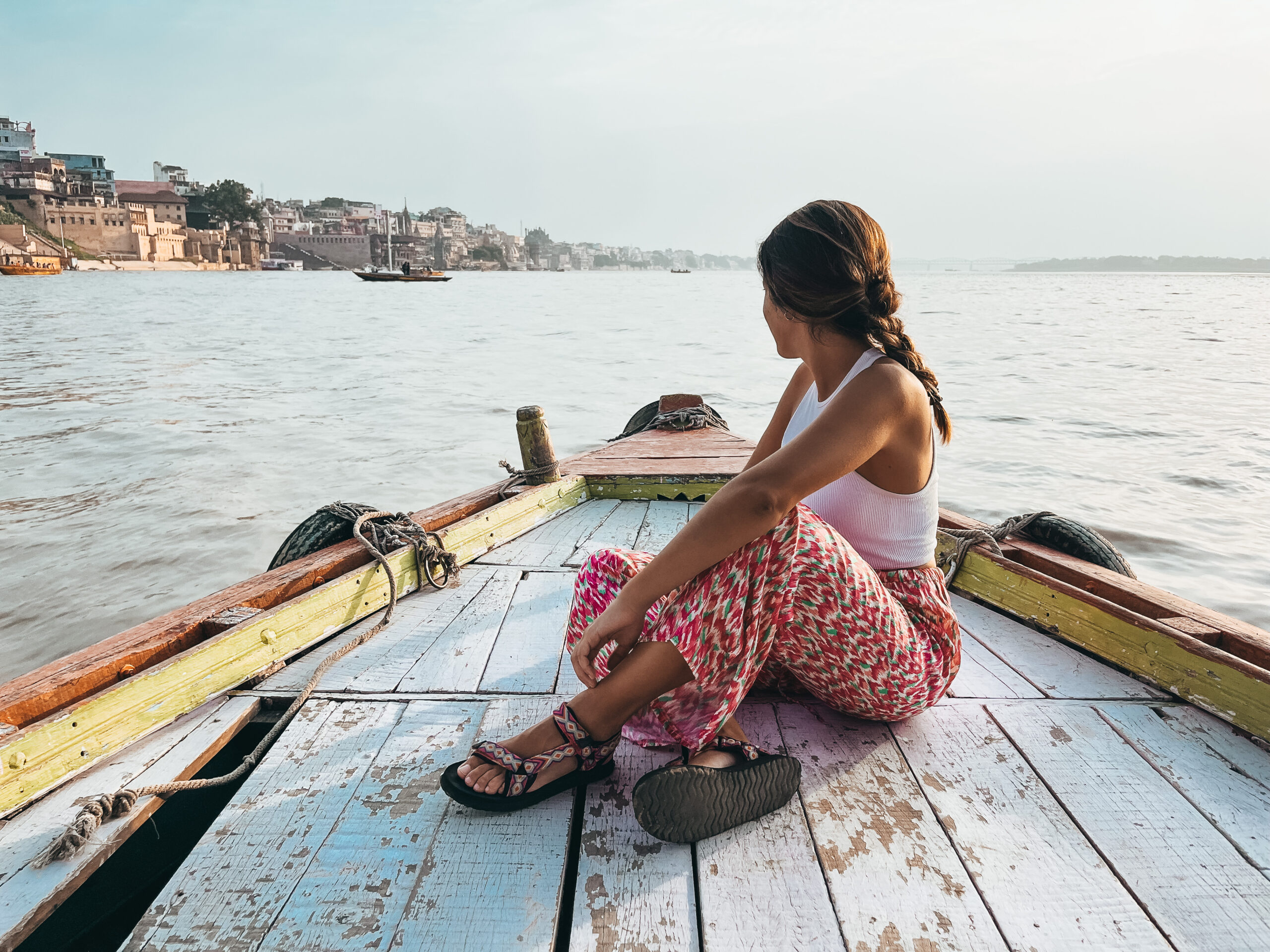 Dar un paseo por el Ganges con el amanecer es uno de los imprescindibles de Benarés