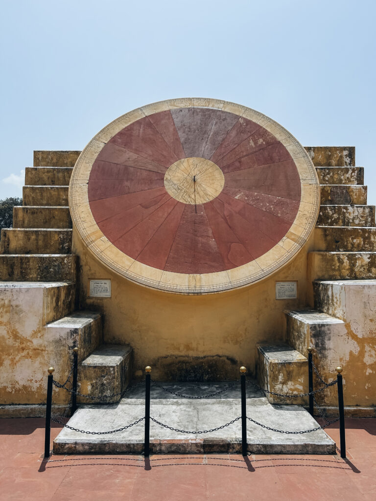 Instrumento para mirar la hora dentro del Jantar Mantar