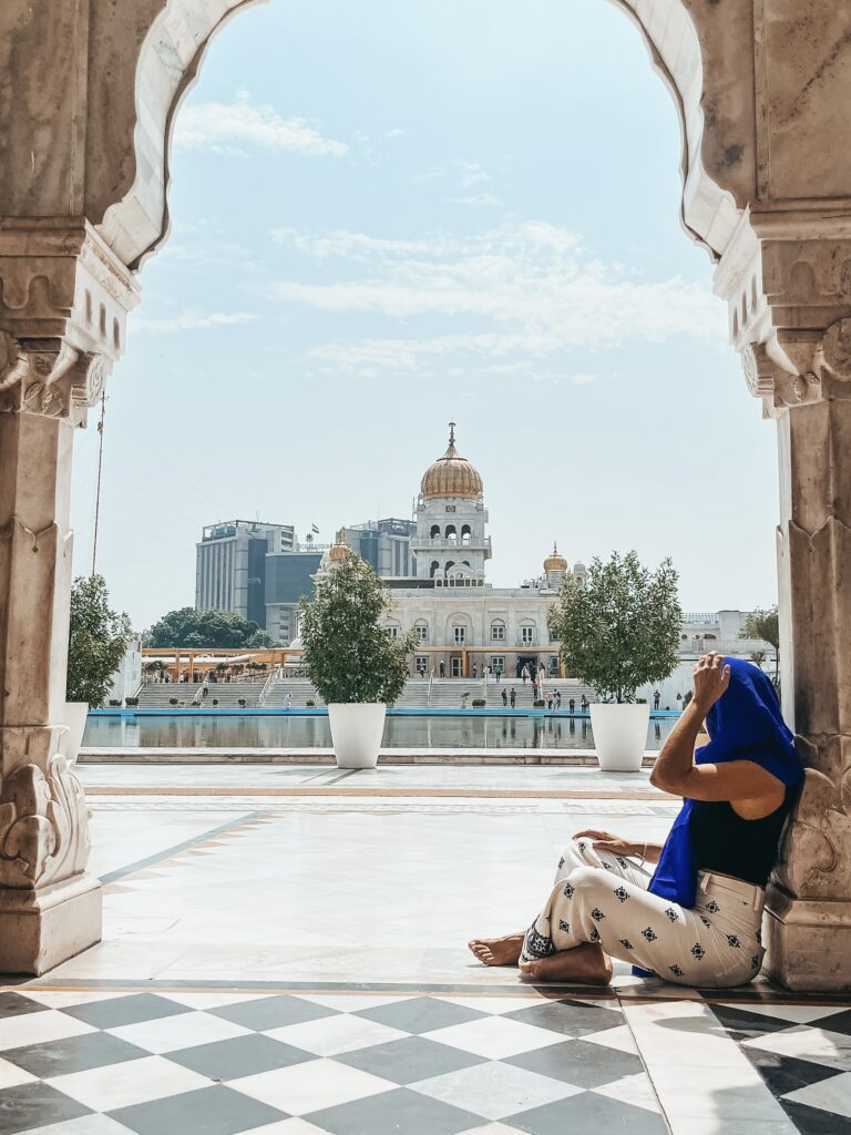 Vistas desde el interior de Gurudwara Sri Bangla Sahib