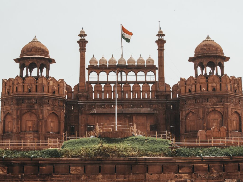 Fuerte Rojo de Nueva Delhi y bandera de la India