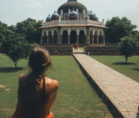 Noelia admirando una de las tumbas que se encuentran dentro del complejo de la Tumba de Humayun