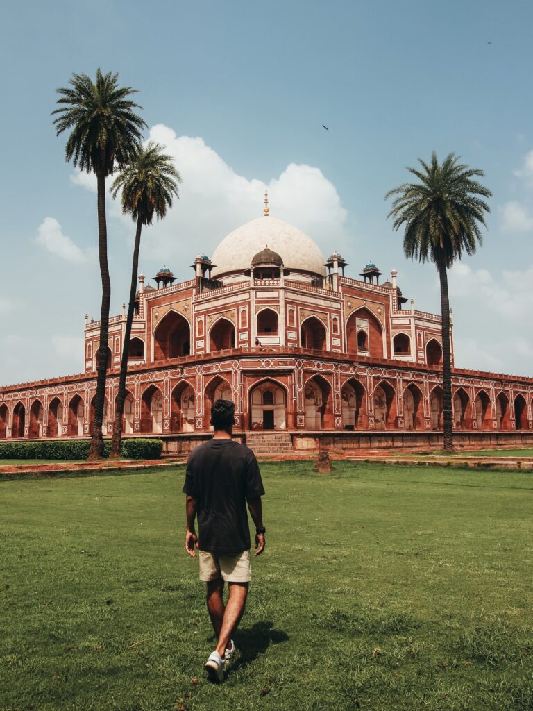Ricardo paseando por los jardines que rodean la Tumba de Humayun