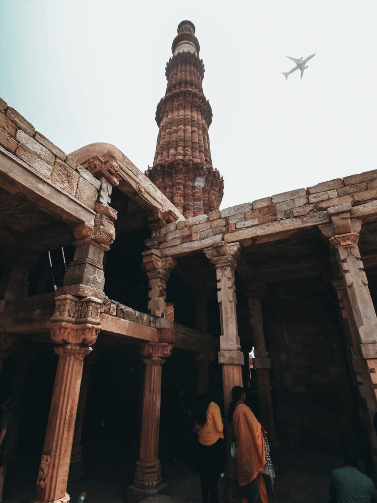 Vistas del Qutub Minar y unas de sus edificaciones