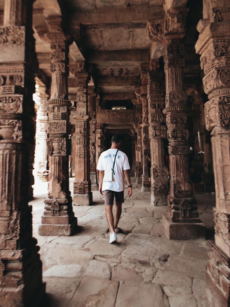 Ricardo paseando entre columnas dentro del complejo del Qutub Minar