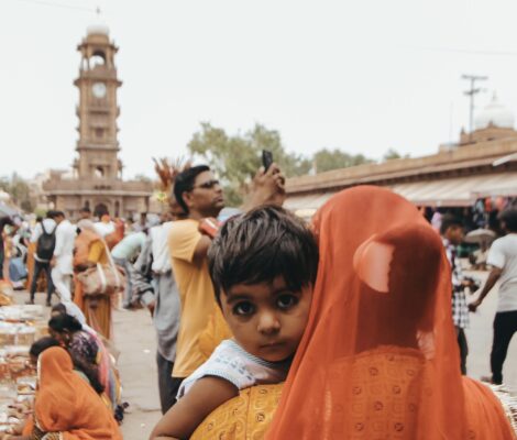 Niño y mujer paseando en el Sardar Bazar
