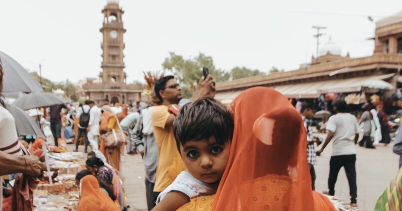 Niño y mujer paseando en el Sardar Bazar