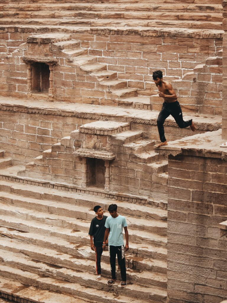 Niños saltando en Toorji Ka Jhalra Bavd en Jodphur