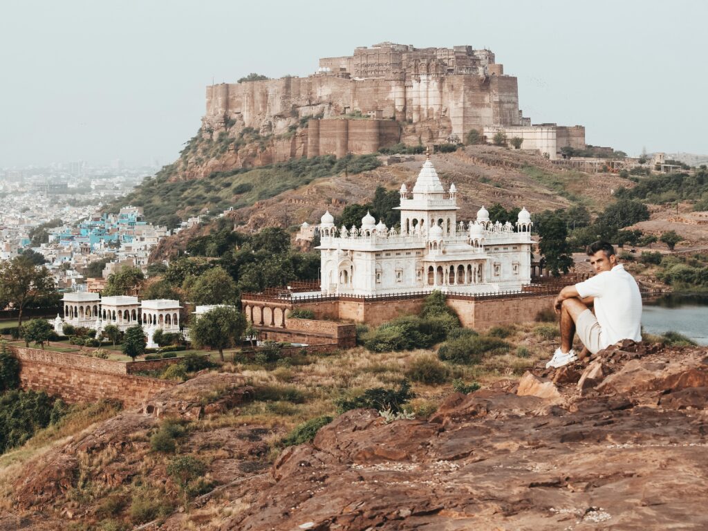 Ricardo sentado durante el Trekking con vistas del Jaswant Thada y Fortaleza de Mehrangarh