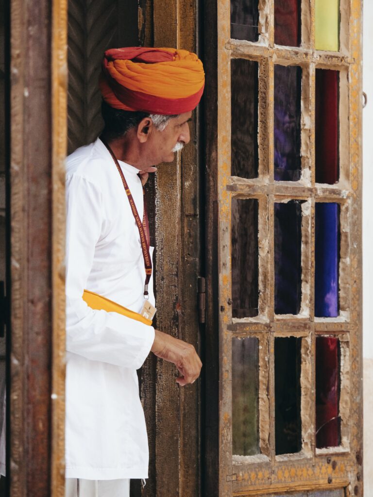Guarda en la fortaleza de Fortaleza de Mehrangarh con bandana típica en la cabeza