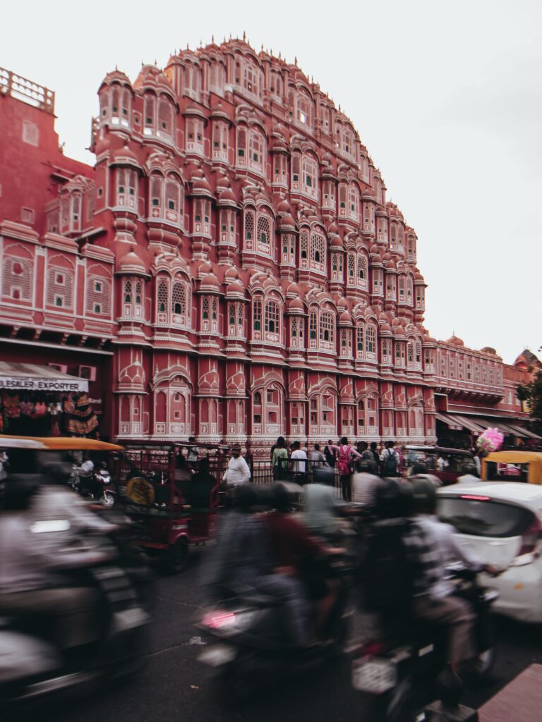 Vistas del Hawa Mahal entre el intenso tráfico de Jaipur