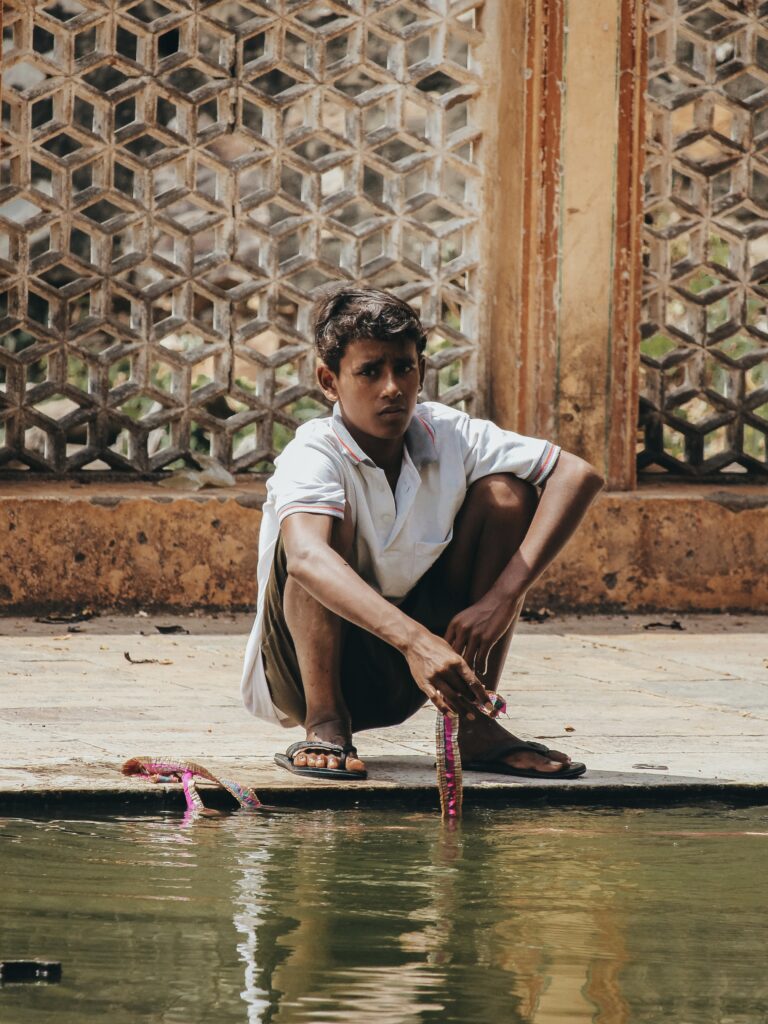 Niño jugando en el Galta Ji Temple