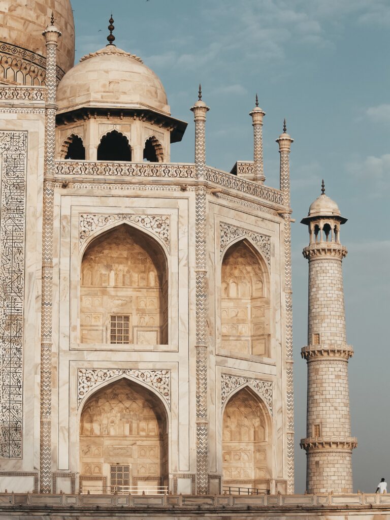 Cuenta la leyenda que, como el emperador no quería que se pudiera replicar otra obra semejante, ordenó cortar las manos a varios de los trabajadores encargados de llevar a cabo la construcción del Taj Mahal.
