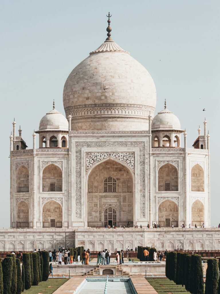 El Taj Mahal fue construido por órdenes del emperador mogol Xa Jahan en honor a su difunta esposa Mumtaz Mahal, que murió dando a luz a su decimocuarto hijo. Por ello, el Taj Mahal fue construido como un mausoleo en símbolo del amor eterno entre el emperador y su mujer.