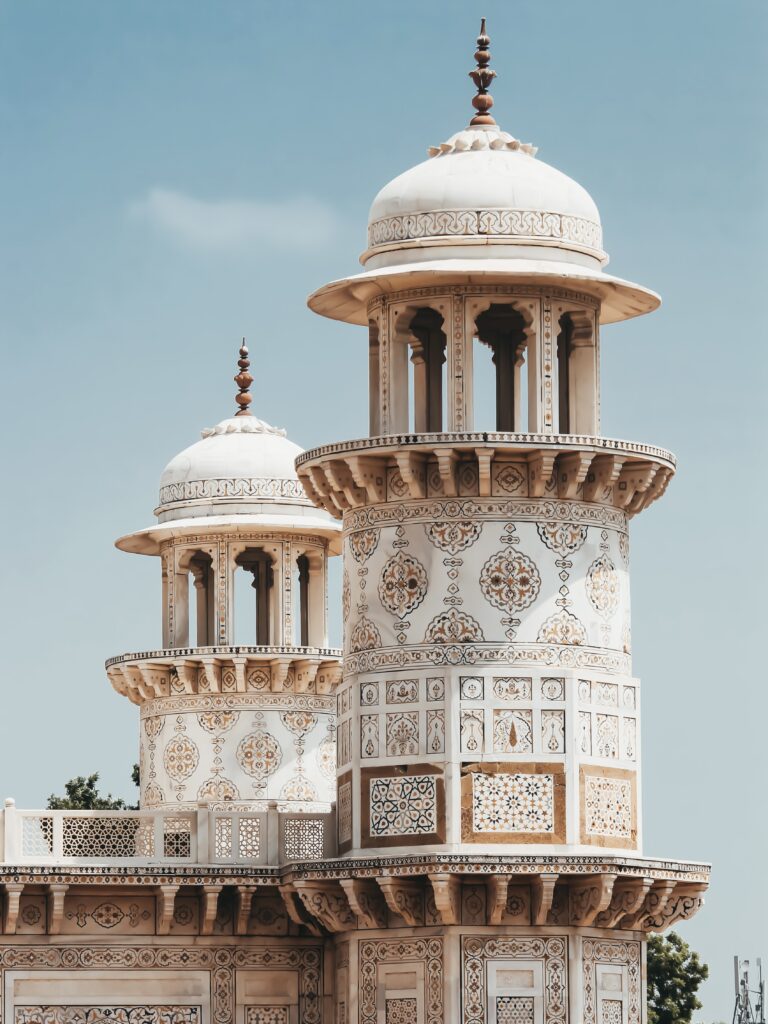 El Mausoleo Itimad-Ud-Daulah tiene un gran parecido al Taj Mahal