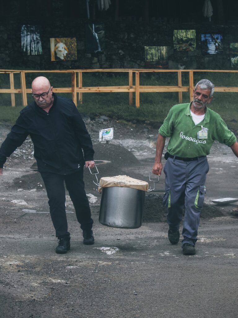 Sacando el cocido de uno de los agujeros