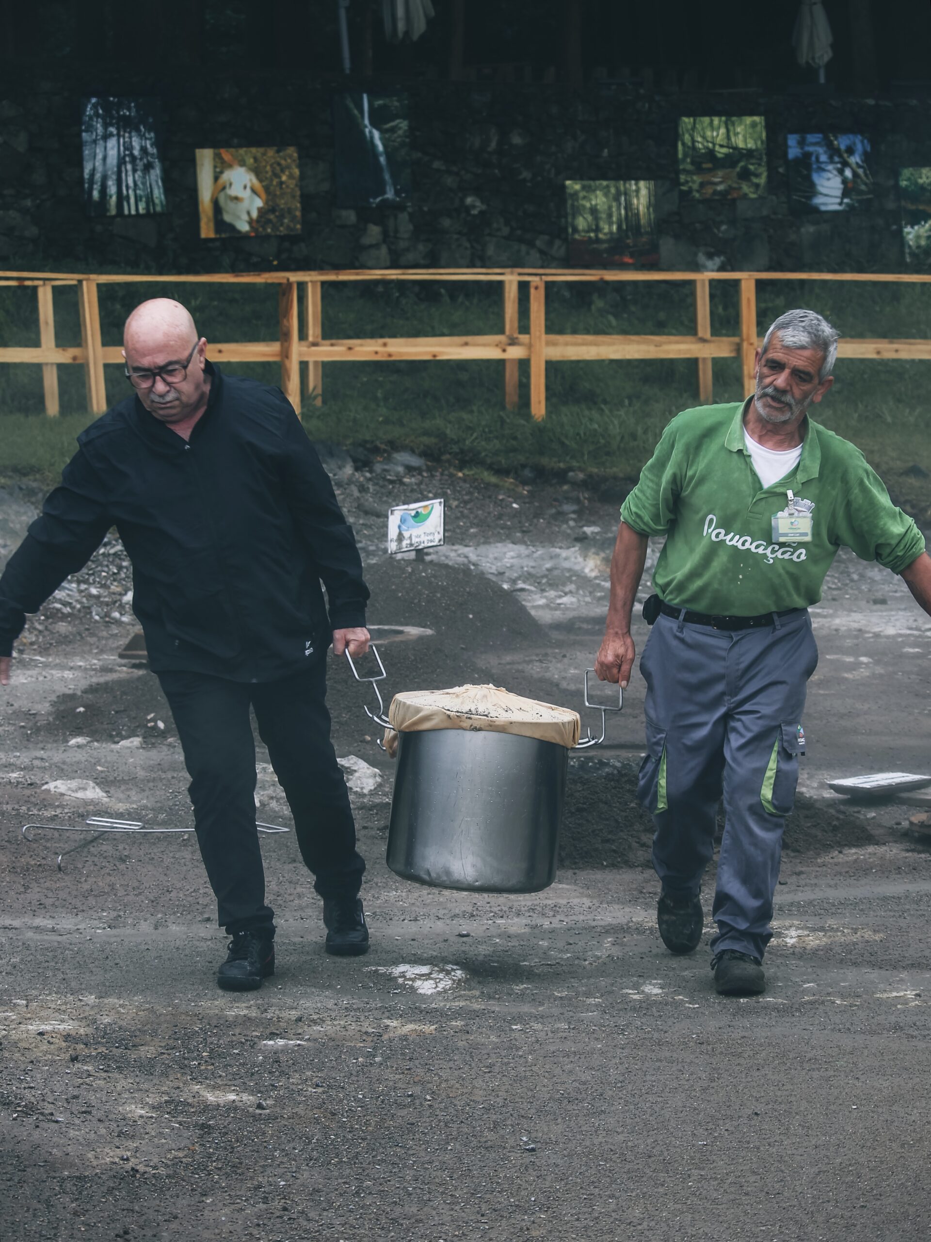Sacando el cocido de uno de los agujeros 