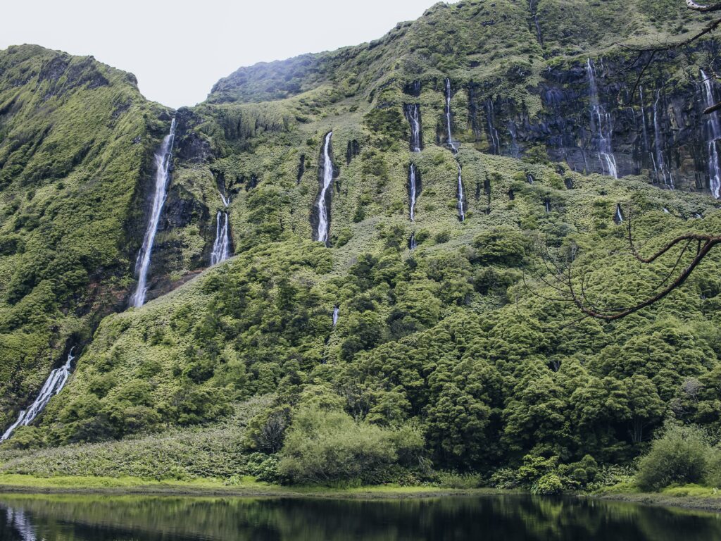 Vistas de Cascata Ribeira do Ferreiro y su laguna