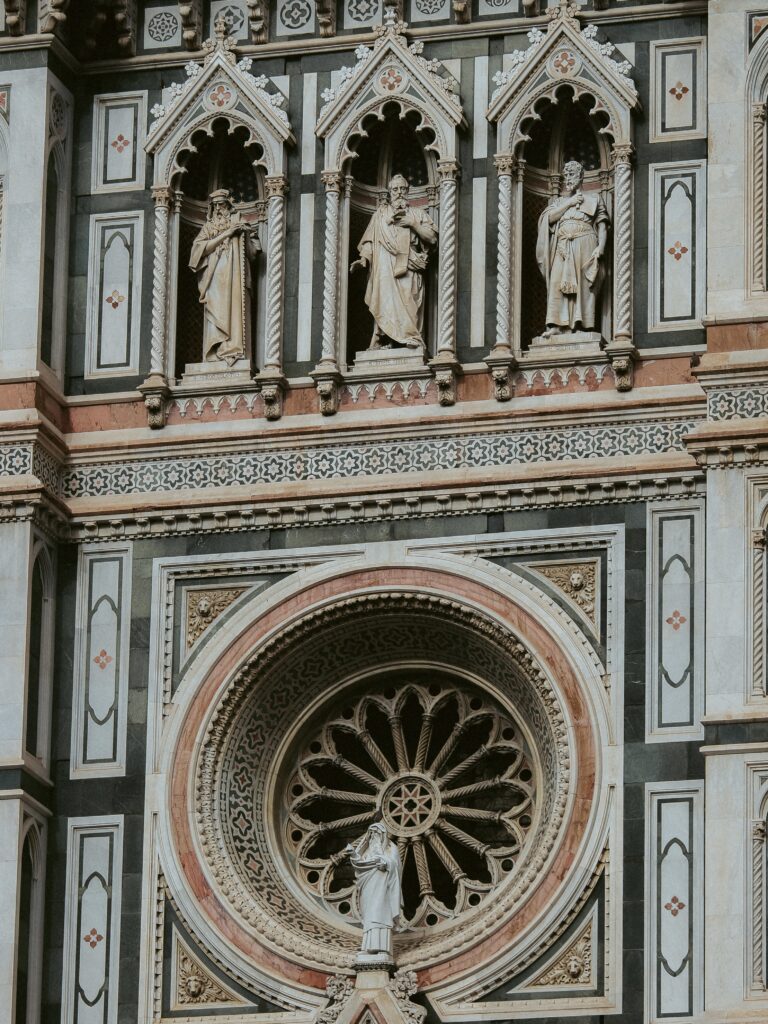 En el caso de Florencia, capital de la región de la Toscana, es considerada una de las cunas mundiales del arte y de la arquitectura ya que, en la segunda mitad del siglo XIV, fue el núcleo urbano en el que se originó el movimiento artístico del Renacimiento.