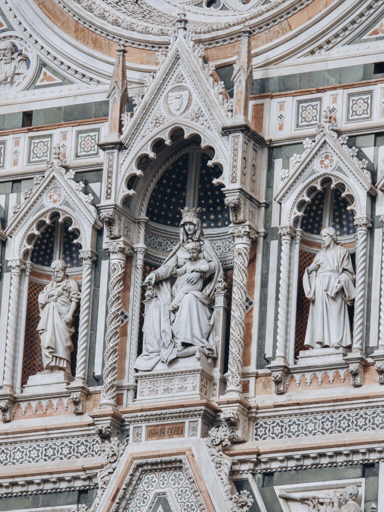En el caso de Florencia, capital de la región de la Toscana, es considerada una de las cunas mundiales del arte y de la arquitectura ya que, en la segunda mitad del siglo XIV, fue el núcleo urbano en el que se originó el movimiento artístico del Renacimiento.